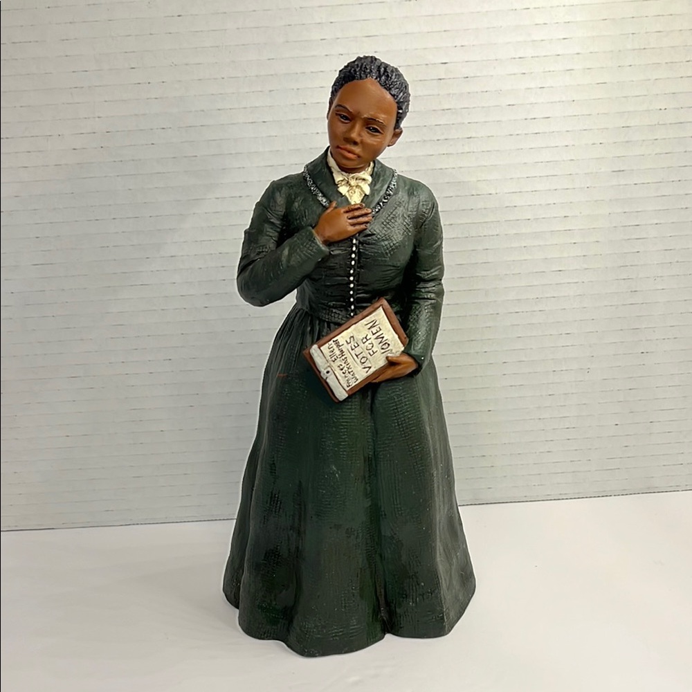 Victorian‎ Green and Black Sculpture Art